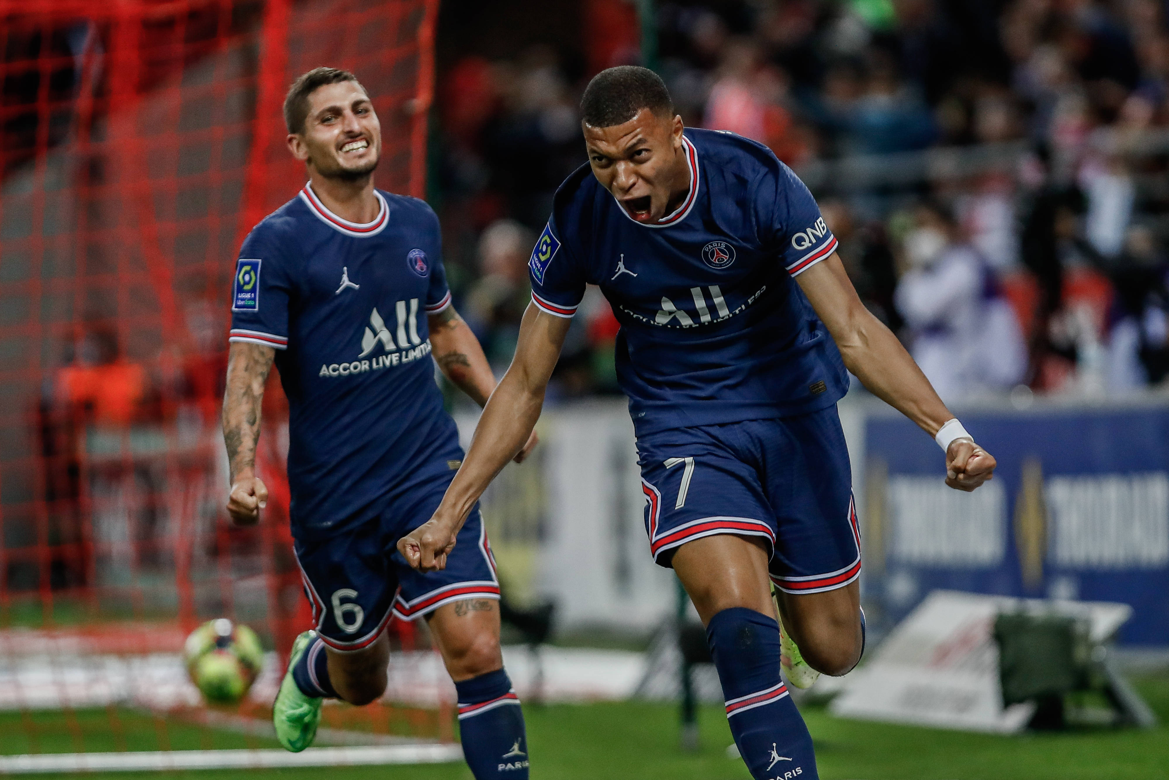 包含巴黎圣日耳曼球星助力欧罗巴杯预选赛的词条