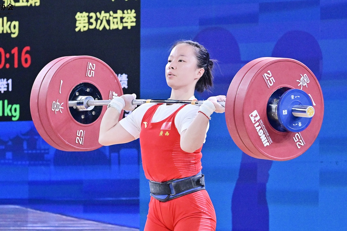 举重女将横扫银牌，力量非凡的简单介绍
