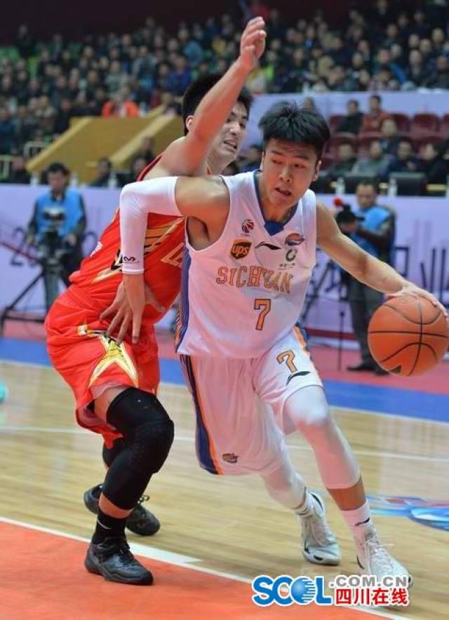 湖南男篮客场逆转成功，结束连败