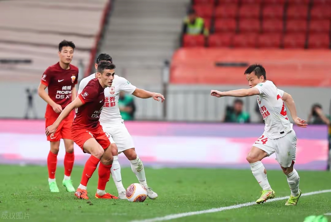 包含精彩进攻助球队夺魁，斩获连胜的词条