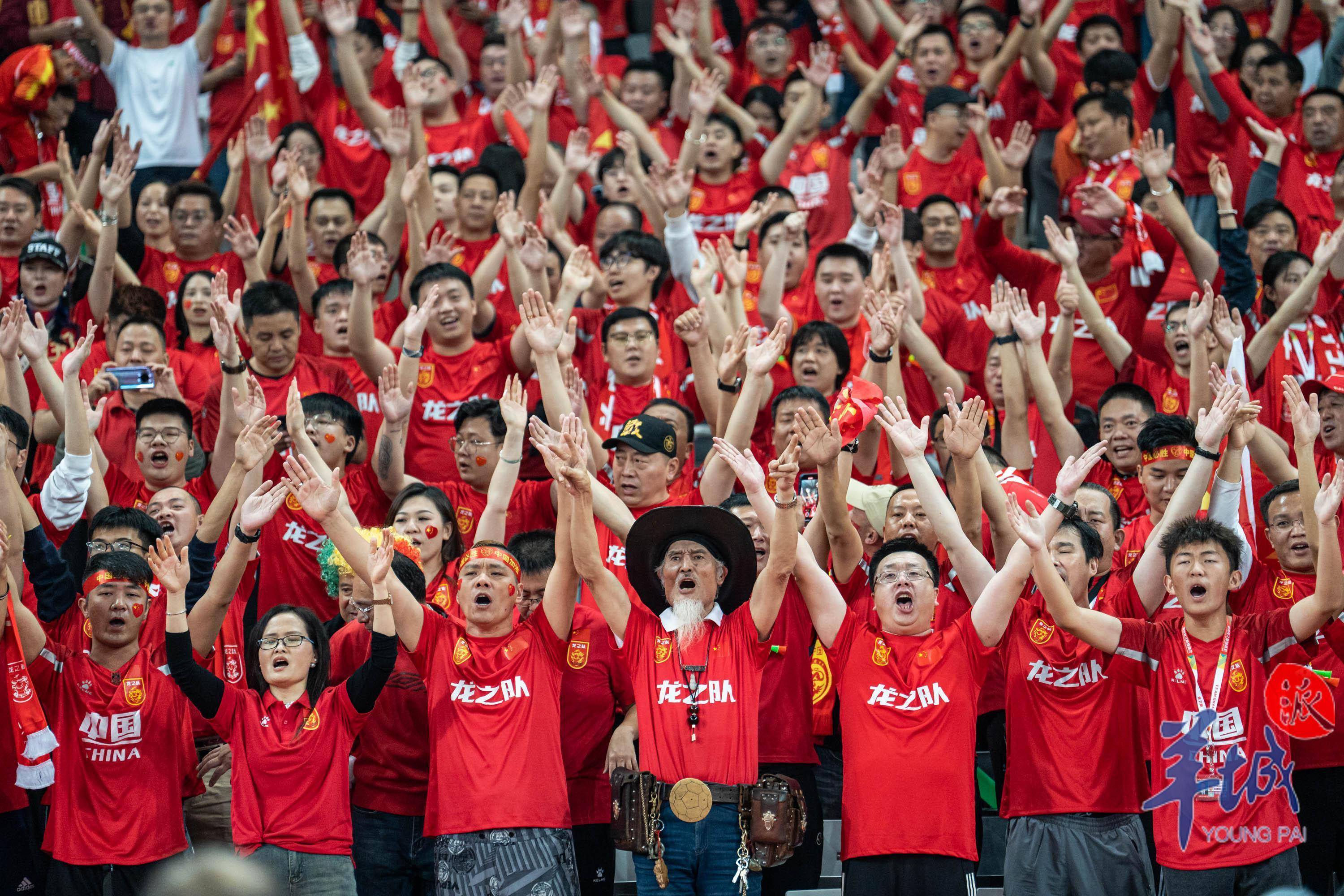 广州球迷为球队赢得连胜欢呼 广州球迷为球队赢得连胜欢呼