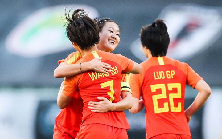 包含勇夺女足冠军的路上任重道远的词条