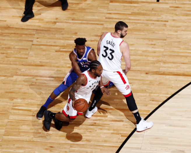 猛龙对决国王伦纳德对霍乐迪的对抗